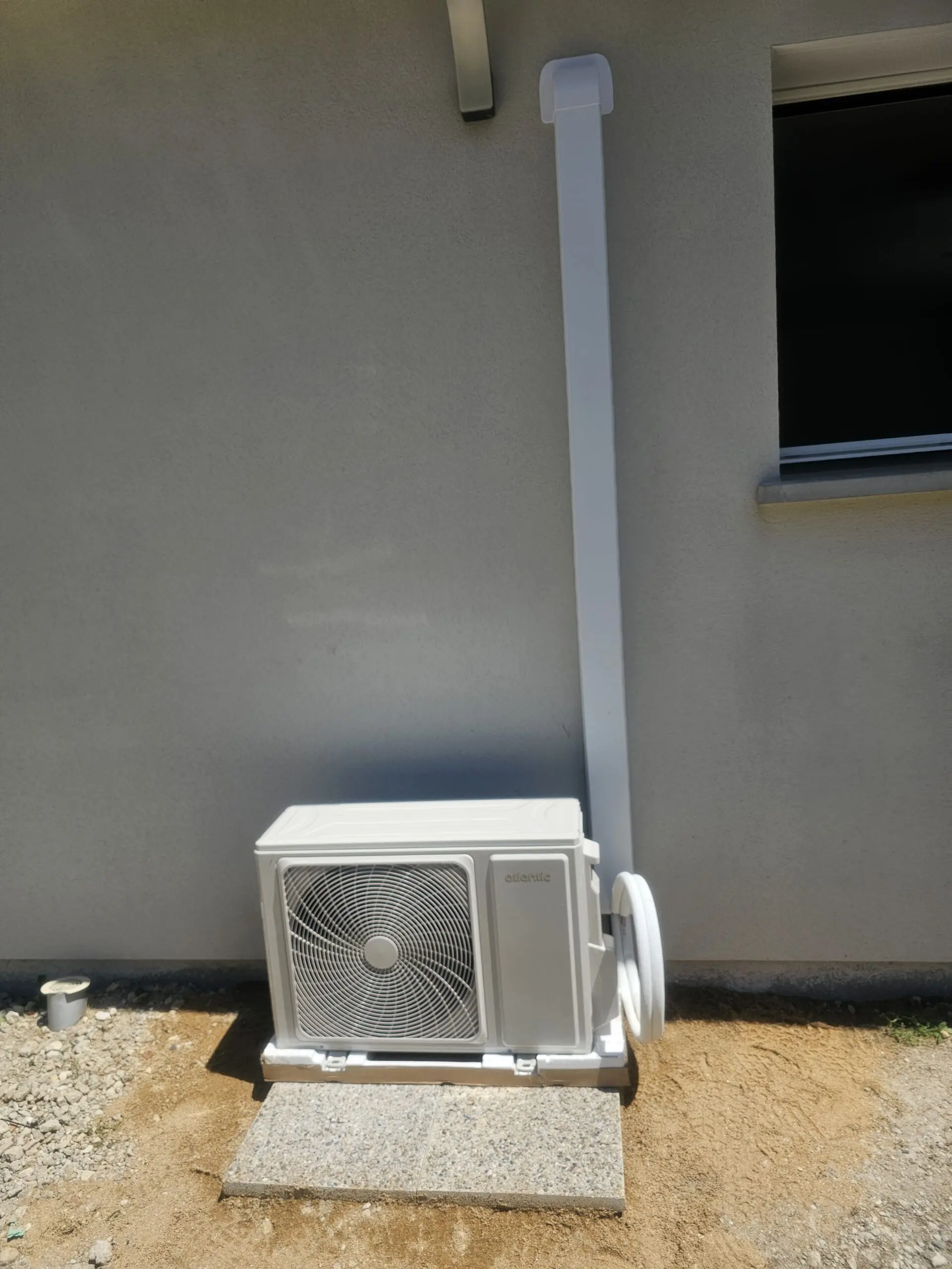 Installation d’une unité extérieure de climatisation réversible en Gironde